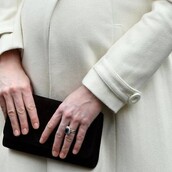 Γιατί όλοι έχουν φρικάρει με τα δάχτυλα της Κέιτ Μίντλετον και μια νέα τρελή θεωρία