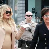 Η Κλόε Καρντάσιαν αποκάλυψε το όνομα του νεογέννητου μωρού και η Κρις Τζένερ λύνει τις απορίες