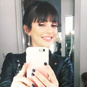 Η Αγγελική Δαλιάνη φωτογραφίζεται ενώ θηλάζει το γιο της για την παγκόσμια εβδομάδα μητρικού θηλασμού