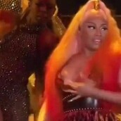 Η Nicki Minaj σε μια πολύ κακή στιγμή - Την πρόδωσε το αποκαλυπτικό ρούχο