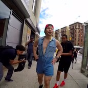 Ένας «γενναίος» άντρας στους δρόμους της Νέας Υόρκης με ολόσωμο σορτσάκι