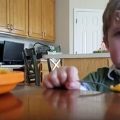 Αυτός ο μπόμπιρας απλώς δεν θέλει να φάει τα λαχανικά του