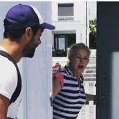 Ο Σάκης Τανιμανίδης κάνει τη μητέρα του να «γονατίσει» από συγκίνηση με την επιστροφή του από το Survivor