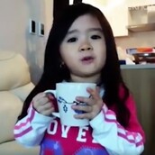 Αυτό το κοριτσάκι έχει μια απάντηση για όλα τα άγχη των γυναικών (σχέσεις, κιλά, δουλειά), που θα σας κάνει να λιώσετε!