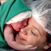 Πώς αυτό το νεογέννητο κοριτσάκι που αγκαλιάζει το πρόσωπο της μητέρας του, συγκίνησε το διαδίκτυο