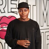 O Gary είναι το πρώτο αγόρι που πρωταγωνιστεί σε διαφήμιση καλλυντικών