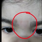 Μητέρα αφήνει το κοριτσάκι της στον παιδικό σταθμό και το παίρνει χωρίς φρύδια