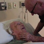 Ήταν παντρεμένοι για 73 χρόνια - τώρα που εκείνη πεθαίνει, εκείνος δεν σταματά να της λέει πόσο την αγαπάει