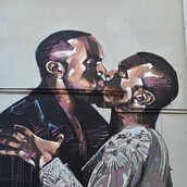 Ο Kanye West φιλάει τον εαυτο του (στον τοίχο και σε φωτογραφία)