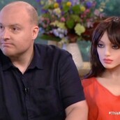 36χρονος πατέρας αποκάλυψε πως κάθεται με την sex doll στον καναπέ παρέα με τα παιδιά και τη γυναίκα του