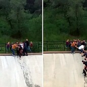 Ένα κουτάβι κινδυνεύει να πνιγεί - Όμως πέντε φίλοι αναλαμβάνουν δράση...