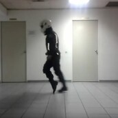 Αστυνομικός της ομάδας ΔΙΑΣ κάνει το «moonwalk» και γίνεται αμέσως viral