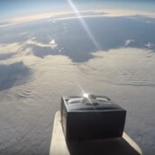 Απίστευτα ερωτευμένος τύπος βρήκε τρόπο να κάνει πρόταση γάμου από το διάστημα