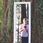 Επικός τύπος κολλάει το ίντερνετ με έναν «μαγικό» καθρέφτη στο δάσος