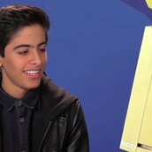 Μια παρέα εφήβων 'φρικάρει' με τα Windows 95