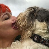 Γυναίκα παντρεύτηκε το σκύλο της πριν 8 χρόνια και σήμερα δηλώνει πως είναι «τέλειος» για εκείνη