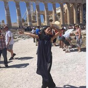 Έκανε μόνη της ταξίδι του μέλιτος στην Ελλάδα και φωτογράφισε όλα τα μνημεία με το χέρι απλωμένο