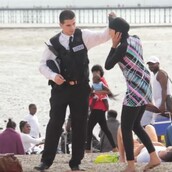 Kοινωνικό πείραμα: Tι συνέβη όταν σε παραλία της Βρετανίας ένας αστυνομικός προσπαθεί να βγάλει το μπουρκίνι από μια γυναίκα