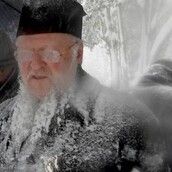 Οι viral φωτογραφίες με τον «παγωμένο» Πατριάρχη Βαρθολομαίο στον Βόσπορο
