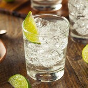 Πιο πιθανό να είναι νάρκισσοι και σαδιστές όσοι πίνουν τζιν με τόνικ, υποστηρίζει νέα έρευνα