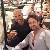 Ο Gerard Butler κάνει μπάνια στο Καλό Λιβάδι και clubbing στο Cavo Paradiso