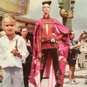 Σήμερα είναι ένα από τα ομορφότερα και διασημότερα μοντέλα - Όμως στα 5 της έκανε photobombιng στη Vogue