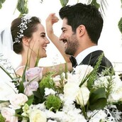 O Τούρκος πρωταγωνιστής του "Kara Sevda" παντρεύτηκε μια πολύ όμορφή συνάδελφό του