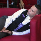 Η ντροπιαστική στιγμή που το (πολύ διάσημο) αφεντικό σου σε πιάνει να κοιμάσαι στη δουλειά