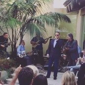 O Tom Hanks σε γλέντι με Έλληνες τραγουδάει το Χριστός Ανέστη σε blues εκτέλεση