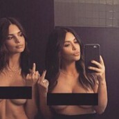 Ξανά γυμνή, αλλά με παρέα, η Κardashian - Selfie με το μοντέλο Emily Ratajkwoski και μήνυμα για τη γυναικεία σεξουαλικότητα