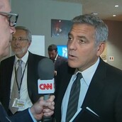 O Tζορτζ Κλούνεϊ μαθαίνει από δημοσιογράφο των χωρισμό των "Μπραντζελίνα" και ξαφνιάζεται