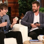 17χρονος που επέστρεψε το χαμένο πορτοφόλι του Hemsworth κέρδισε όλα τα χρήματα που είχε μέσα και 10.000$ από την DeGeneres