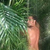 Ο ελληνικής καταγωγής Τζον Στάμος έγινε 54, παραμένει γοητευτικός και το γιορτάζει γυμνός