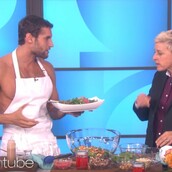 Ο Περουβιανός γυμνός σεφ επέστρεψε και μαγειρεύει τάκου-τάκου για την Ellen DeGeneres