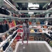 H Kylie Jenner έχει ένα ξεχωριστό δωμάτιο γεμάτο τσάντες αξίας εκατομμυρίων και το ανοίγει για πρώτη φορά