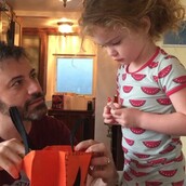 Ο Τζίμι Κίμελ ζήτησε στους γονείς να κάνουν πλάκα στα παιδιά τους πως έφαγαν όλα τα γλυκά από το Halloween