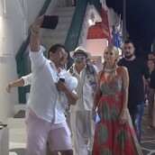 Εντωμεταξύ στη Μύκονο: H Πάρις Χίλτον κάνει βόλτες με τον Ρέβη και ο κόσμος "σκοτώνεται" για μια selfie