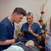 Όχι! Η Κιμ Καρντάσιαν δεν έκανε μακιγιάζ σε νεκρή - αν και ίσως να το έκανε αν χρειαζόταν