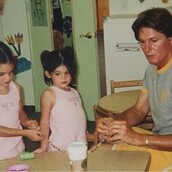 Η Κάιλι Τζένερ κατηγορείται για τρανσφοβία επειδή δημοσίευσε παλιές φωτογραφίες της Κέιτλιν Τζένερ για την γιορτή του πατέρα