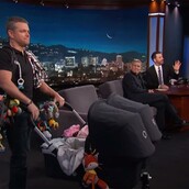 Ο Τζορτζ Κλούνεϊ «εμφάνισε» τα δίδυμα με τη βοήθεια της «νταντάς» Ματ Ντέιμον σε ένα αστείο σκετσάκι