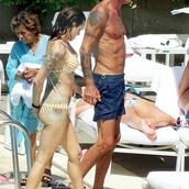 Ο Άντονι Μπουρντέν κάνει διακοπές με την Έιζια Αρτζέντο και το six-pack του σπάει το ίντερνετ