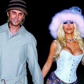 Η Πάμελα Άντερσον απαντά στην Κιμ Καρντάσιαν που ντύθηκε σαν αυτήν για το Halloween