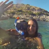 Oι ερωτευμένοι Κλέλια Ρένεση και Manu Chao κολυμπούν γυμνοί για το «Moonlight Avenue»