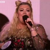 Όταν η σκηνή «κατάπιε» την παρουσιάστρια των Teen Awards στη Βρετανία