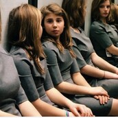 Κανείς δε μπορεί να αποφασίσει πόσα κορίτσια είναι σ' αυτή τη φωτογραφία