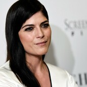 Η Σέλμα Μπλερ αποβιβάζεται με φορείο από πτήση ύστερα από νευρική κρίση