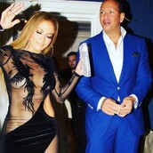 Η Τζένιφερ Λόπεζ έγινε 48 και το γιόρτασε με twerking και ένα φόρεμα που μόνο αυτή θα μπορούσε να βάλει