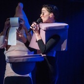 Η St. Vincent ντύνεται τουαλέτα για φιλανθρωπικό σκοπό