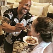 Ο «The Rock» ταΐζει την σύντροφό του ενώ εκείνη θηλάζει και γίνεται (ξανά) παράδειγμα προς μίμηση