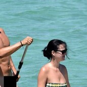 O Oρλάντο Μπλουμ κάνει μπάνιο ολόγυμνος με την Κέιτι Πέρι και το ίντερνετ έχει πάθε αμόκ με τις φωτογραφίες